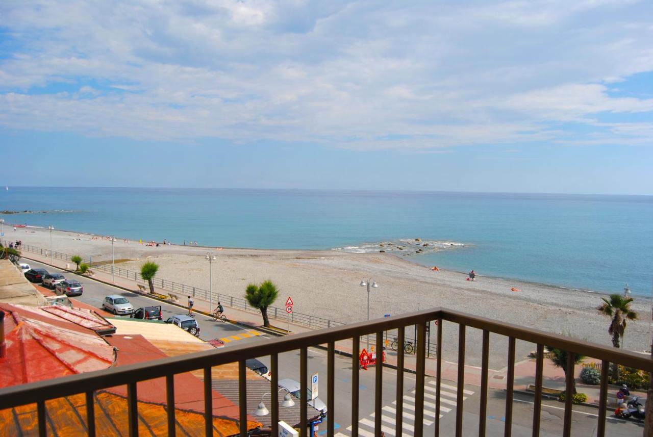 Gaiavacanze Beach Apartment Bordighera Exterior photo
